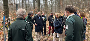 Gruppe mit Steffi Lemke im Wald