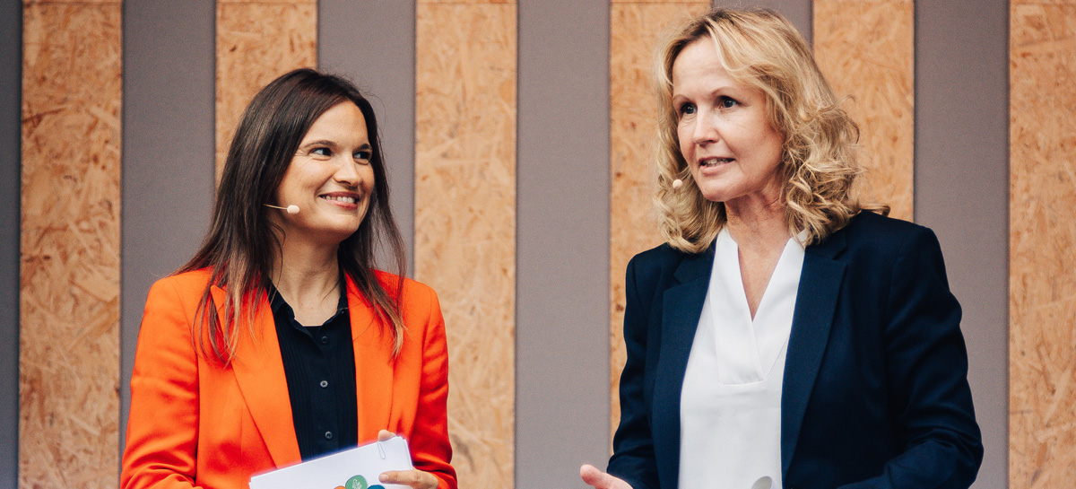 Bundesumwelt- und Verbraucherschutzministerin Steffi Lemke mit Moderatorin Nadine Kreutzer