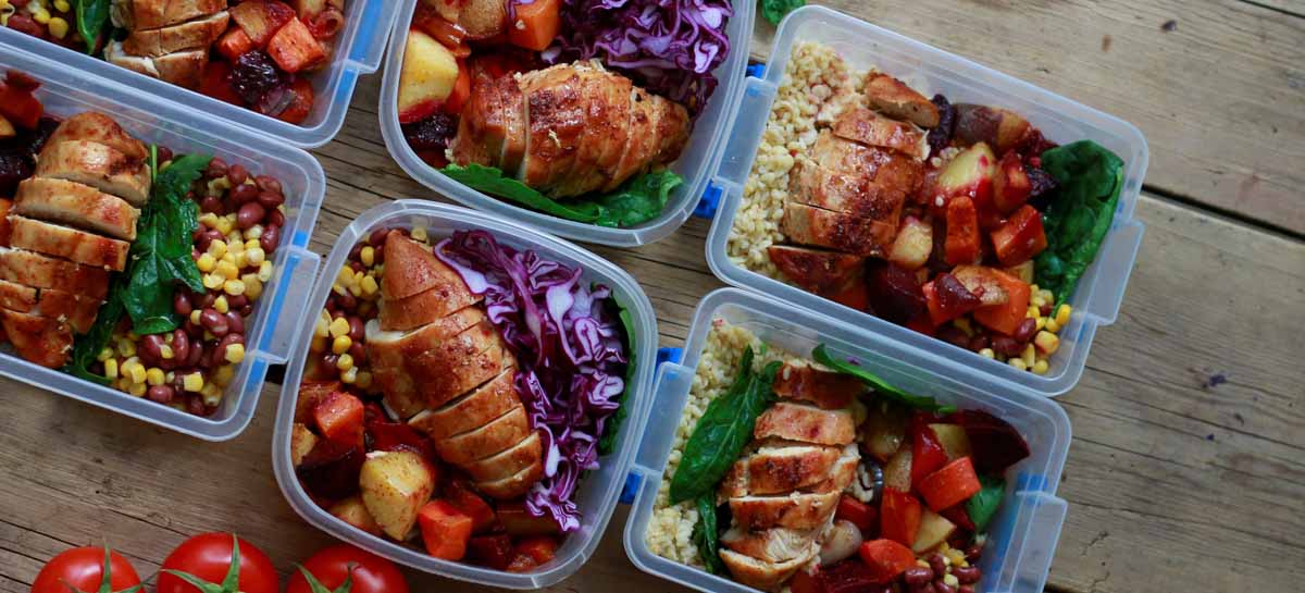 Essen zum Mitnehmen in wiederverwertbaren Boxen