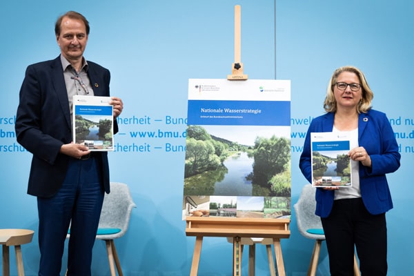 Prof. Dr. Dirk Messner, Präsident des Umweltbundesamts, und Bundesumweltministerin Svenja Schulze präsentierten die Nationale Wasserstrategie des BMU