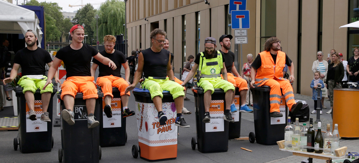 Band "Grooveonkels" trommelt auf Mülltonnen