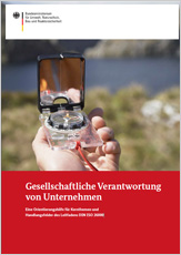 Das Titelbild zeigt eine eine ausgestreckte Hand, die einen Kompass zeigt, um die Orientierungshilfe zu symbolisieren. Im Hintergrund ist verschwommen das Ufer eines Flusses zu sehen. Im oberen Bildbereich befinden sich vor weißem Hintergrund Logo und Schriftzug des Bundesministeriums für Umwelt, Naturschutz, Bau und Reaktorsicherheit. Im unteren Seitendrittel ist auf rotem Hintergrund der Publikationstitel Gesellschaftliche Verantwortung von Unternehmen – Eine Orientierungshilfe für Kernthemen und Handlungsfelder des Leitfadens DIN ISO 26000 zu lesen.