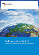 Broschürencover: Himmel mit Wolken über einem halben Erdball, auf dem Europa zu erkennen ist.