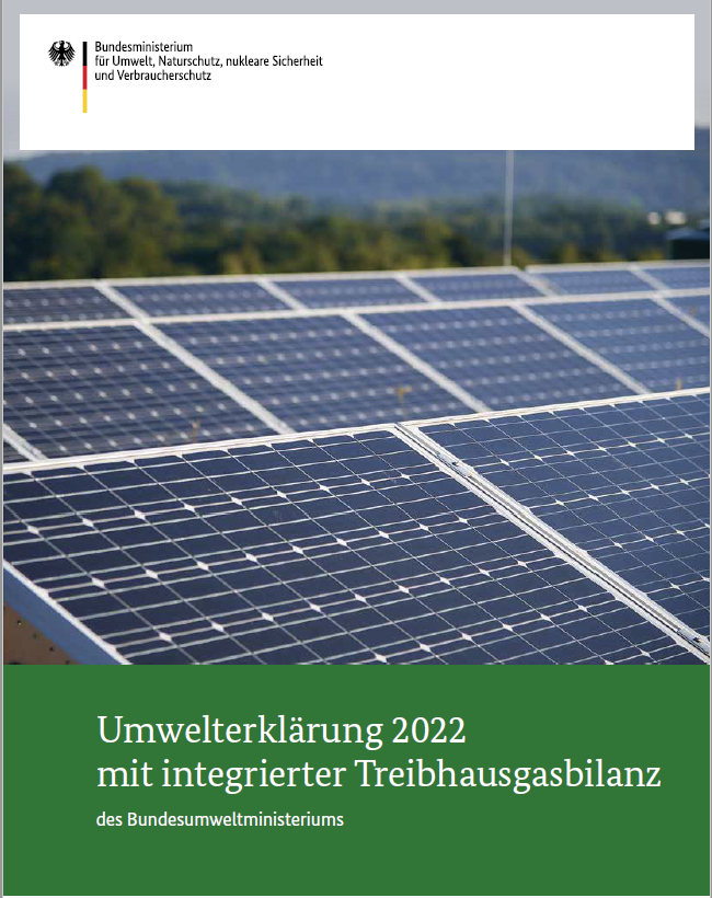 Titelblatt: Umwelterklärung 2022 mit integrierter Treibhausgasbilanz des Bundesumweltministeriums; Bild: Solarpanele auf einem Dach 