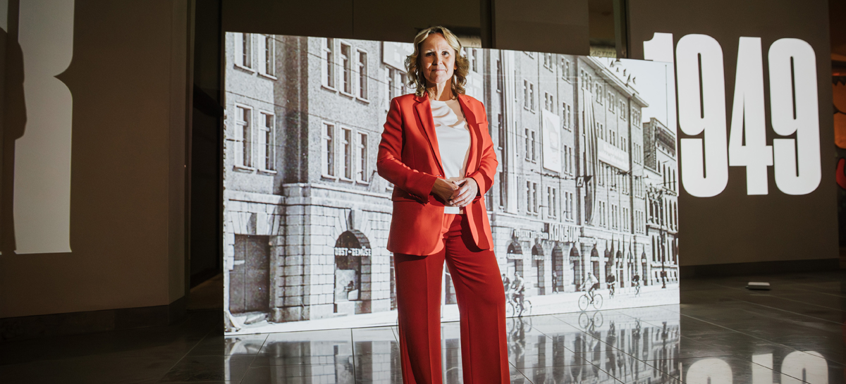 Steffi Lemke vor der Medien-Installation im BMUV