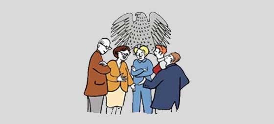 Das Bild zeigt eine Gruppe von Männern und Frauen. Sie unterhalten sich. Hinter den Menschen ist der Bundes-Adler zusehen. Der Adler ist das Kennzeichen von Deutschland.