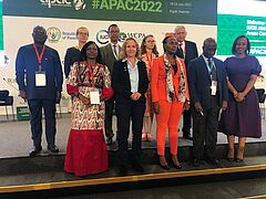 Gruppenbild mit Steffi Lemke auf der APAC