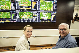 Steffi Lemke und Frank-Walter Steinmeier im Monitoringzentrum für Entwaldung.