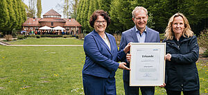 Steffi Lemke übergibt Förderbescheid an Sabine Riwenherm und Jens Kerstan.