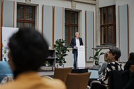 Professor Martin Endreß, Key Note Speaker hält eine Rede.