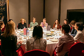 Steffi LEmke sitzt mit Teilnehmerinnen des Womens Leader Lunch an einem großen runden Esstisch