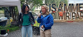 Bundesumweltministerin Steffi Lemke und Berlins Umweltsenatorin Bettina Jarrasch beim World Cleanup Day in Berlin