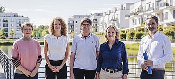 Bundesumweltministerin Steffi Lemke besichtigt das Wohnquartier 52° in Berlin-Köpenick.