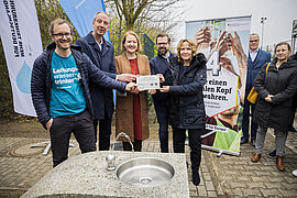 Gruppenbild mit Steffi Lemke vor dem ersten Trinkbrunnen.