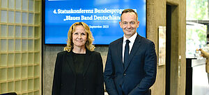 Steffi Lemke vor einem Bildschirm auf der Konferenz zum Blauen Band