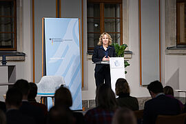 Bundesumweltministerin Steffi Lemke hält eine Rede. 