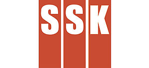 Logo der Strahlenschutzkommission: Schwarze Buchstaben SSK auf orange