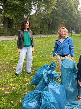 Bundesumweltministerin Steffi Lemke und Berlins Umweltsenatorin Bettina Jarrasch beim World Cleanup Day in Berlin Bundesumweltministerin Steffi Lemke und Berlins Umweltsenatorin Bettina Jarrasch beim World Cleanup Day in Berlin