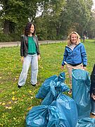 Bundesumweltministerin Steffi Lemke und Berlins Umweltsenatorin Bettina Jarrasch beim World Cleanup Day in Berlin