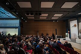 Blick in den Saal mit Publikum und Bühne