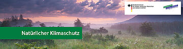 Moor im Sonnenuntergang, rechts oben: BMUV-Logo und Logo zum Aktionsprogramm Natürlicher Klimaschutz