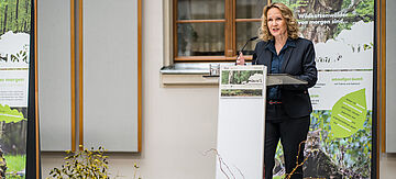 Steffi Lemke hält bei der Auftaktveranstaltung zum BUND-Projekt "Wildkatzenwälder von morgen" eine Rede.