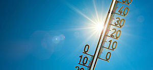 Ein Thermometer im Sonnenlicht
