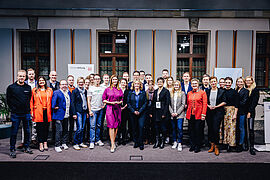 Digital Future Challenge: Gruppenfoto aller Teilnehmenden im Finale mit Steffi Lemke