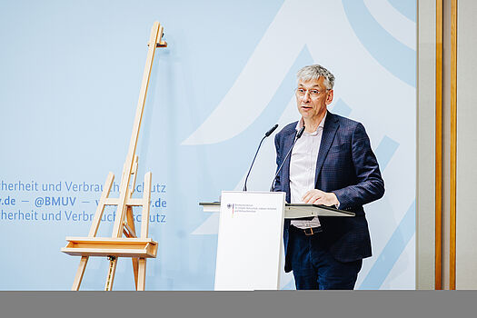 Stefan Tidow überreicht Förderbescheide an Projekte, die Künstliche Intelligenz und Nachhaltigkeit verbinden Stefan Tidow überreicht Förderbescheide an Projekte, die Künstliche Intelligenz und Nachhaltigkeit verbinden