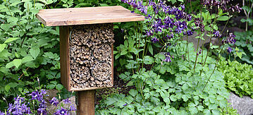 Insektenhotel in einem Garten