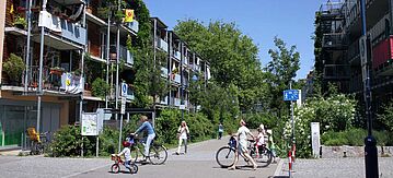 Wohnen und Radfahren im grünen Vorort Vauban, Freiburg, Deutschland