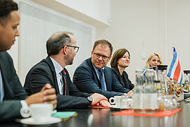 Bundesminister Schneider und Teilnehmende am Dikussionstisch.