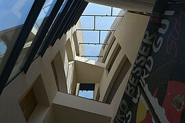 Sicht nach oben innerhalb eines Gebäudes. Am rechten Bildrand: Mauerreste.