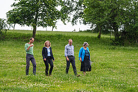 Gruppenfoto auf Wiese