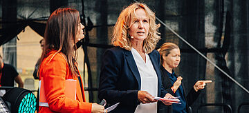 Steffi Lemke eröffnet auf der Bühne den Tag der offenen Tür
