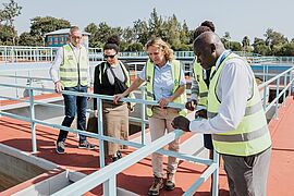 Steffi Lemke besichtigt eine Wasseraufbereitungsanlage