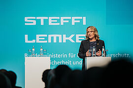 Steffi Lemke hält eine Rede. 