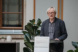 Professor Jörn Lamla, Sprecher des Koordinierungsgremiums des Bundesnetzwerks Verbraucherforschung, am Rednerpult