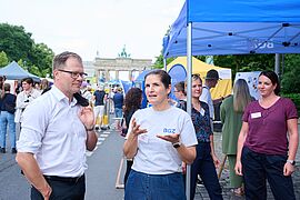 Carsten Schneider informiert sich beim Umweltfestival