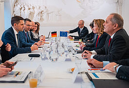 Steffi Lemke am Konferenztisch mit Teilnehmenden.