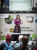 Die Moderatorin Nadine Kreutzer befragte in Quizzen die Zuschauerinnen und Zuschauer über natürlichen Klimaschutz.