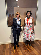 Steffi Lemke mit Beatrice Atim Anywar, der Ministerin für Wasser und Umwelt von Uganda