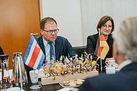 Bundesminister Scheider im Gespräch mit Arnoldo André Tinoco.