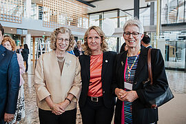 Gruppenfoto Bundesumweltministerin Steffi Lemke, ICCM5-Präsidentin Dr. Anita Breier und UNEP-Exekutivdirektorin Inger Andersen