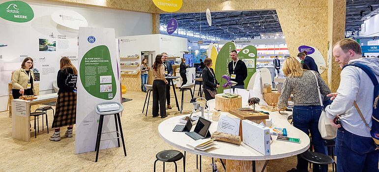 Menschen am Stand des BMUV auf der Bildungsmesse didacta