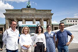 Gruppenfoto vor dem Brandenburger Tor (von links nach rechts): Leif Miller (Vorstand Grüne Liga Berlin), Bundesumweltministerin Steffi Lemke, die Senatorin für Umwelt, Mobilität, Verbraucher- und Klimaschutz Bettina Jarasch, Bundesagrarminister Cem Özdemir und Sandra Kolberg (Geschäftsführung Grüne Liga Berlin).