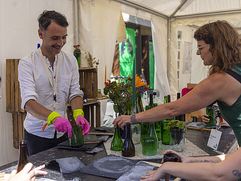 Ein Mann und eine Frau bei dem Upcycling-Workshop.