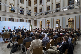 Blick in den Saal mit allen Teilnehmenden