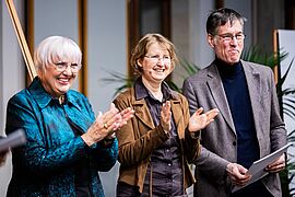 Staatsministerin für Kultur und Medien Claudia Roth, Staatssekretärin im BMUV Christiane Rohleder und Jochen Paleit, Vorstandsvorsitzender der Heinz Sielmann Stiftung (von links nach rechts), bei der Verleihung Eisvogel - Preis für nachhaltige Filmproduktion 2025.
