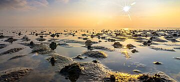 Wattenmeer in der Nordsee im Sonnenuntergang. Weitere Informationen siehe Bildunterschrift